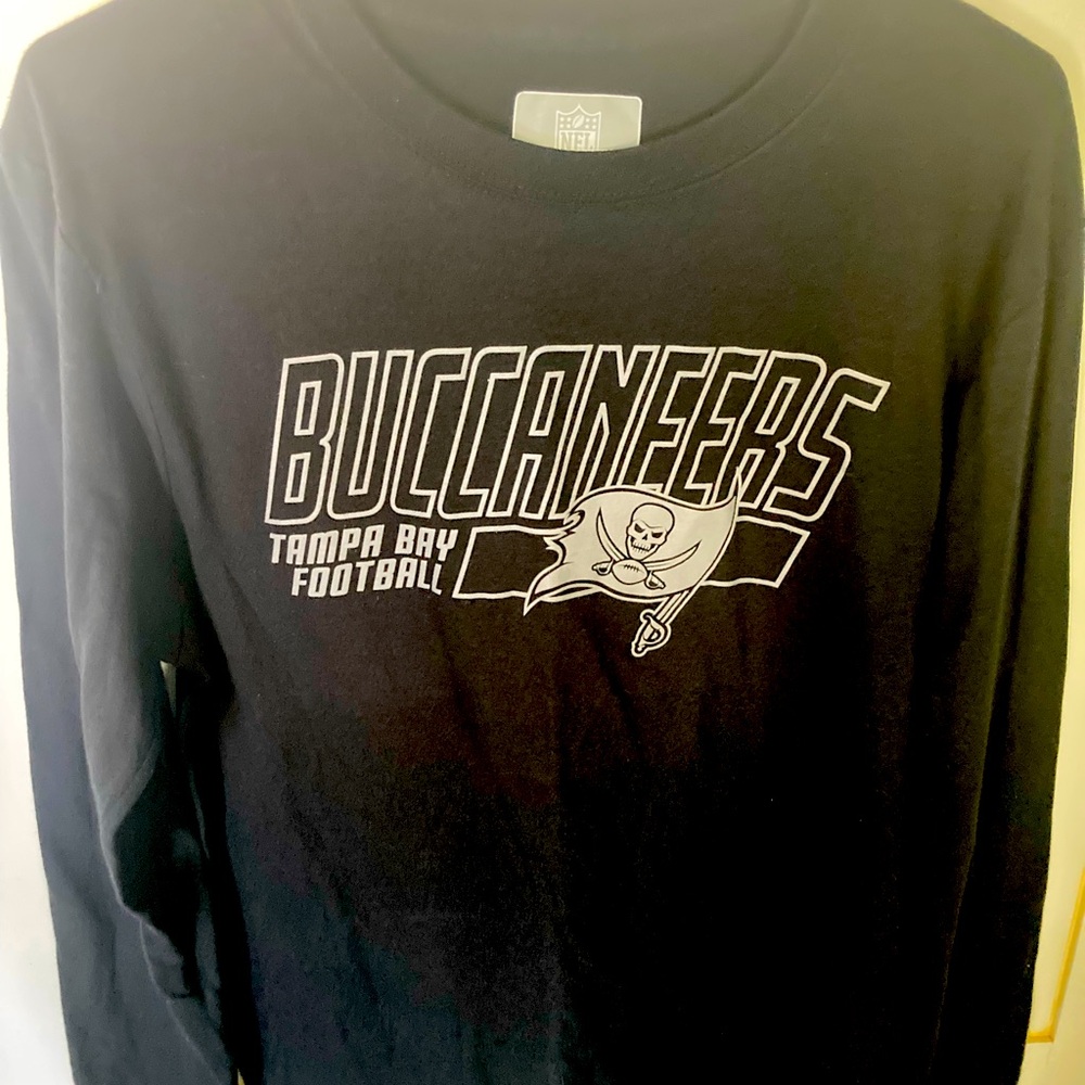 Tampa Bay Buccaneers SZ M Black Long Sleeve T Shirt Cotton